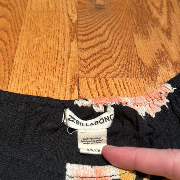 Billabong 100% rayon black and floral flowy tee size small - Picture 2 of 4